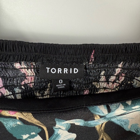 Torrid women’s black floral ruffle trim smocked crop top. Plus size 0 - Picture 3 of 6